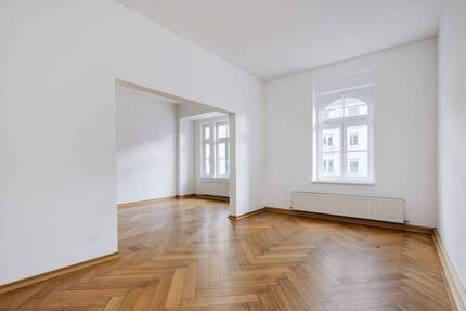 Sonnige 5-Zimmer-Balkon-Altbau-Wohnung nähe Wiener Platz!