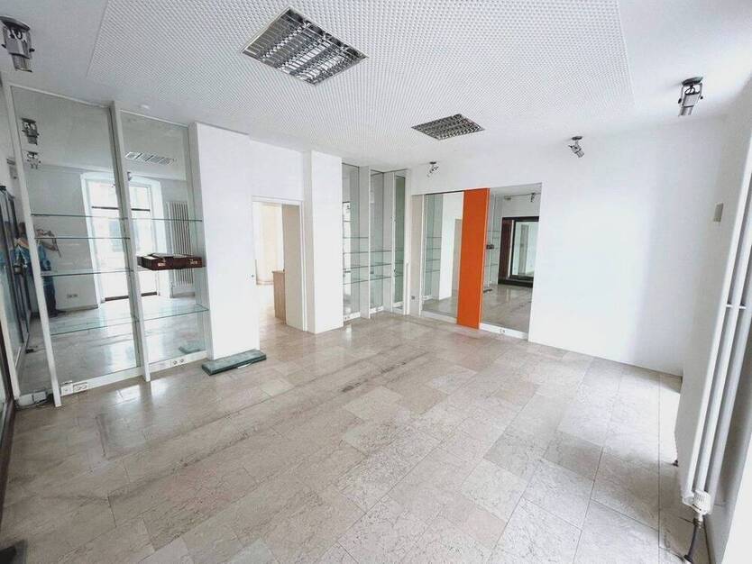 Ladenlokal mit Schaufenster für Büro oder Geschäft