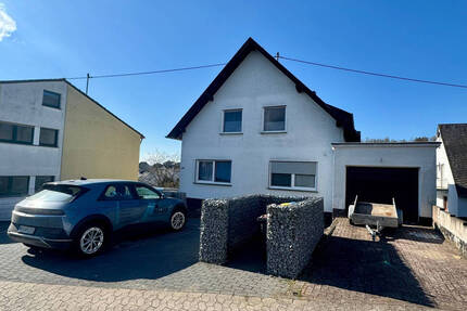 TOP modernisiertes Ein- bzw. Zweifamilienhaus mit 2 Balkonen, Garten und Garage