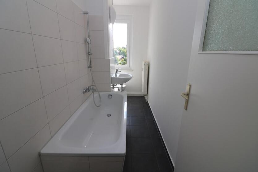 Für den kleinen Geldbeutel...helle 2-RW mit Wannenbad im Erdgeschoss!!!