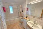 Attraktive, moderne Dachgeschoßwohnung mit 4 Zimmern, teilüberdachter Terrasse und 2 Garagen