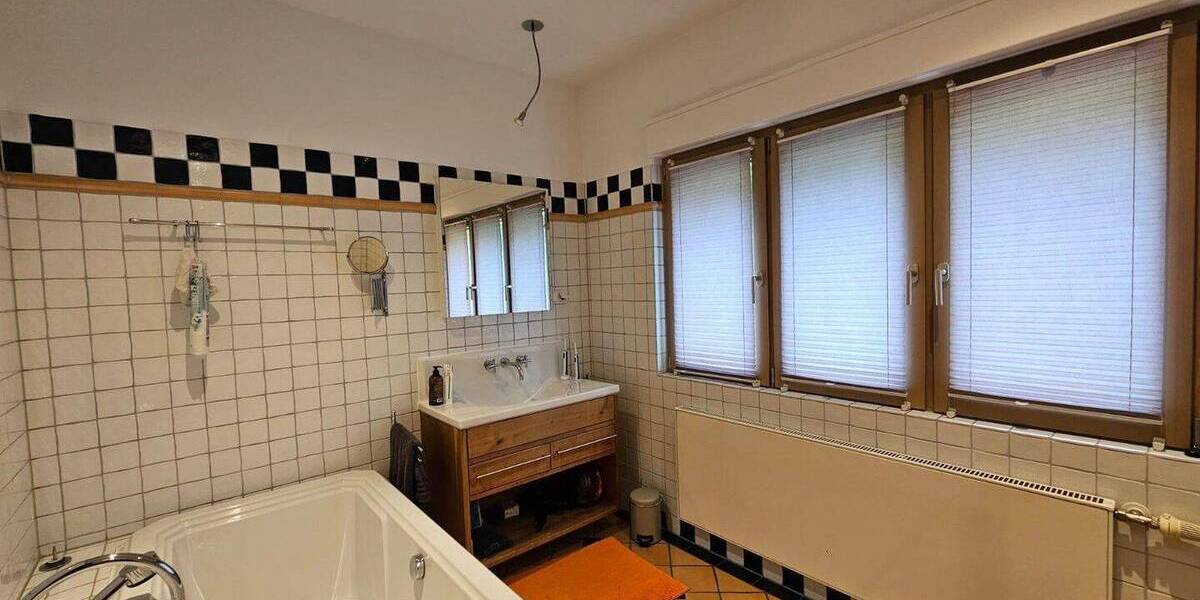 Einfamilienhaus Hofheim - 9 Zimmer, 320 m&sup2;, 4.250&euro; | Angebot:26616851