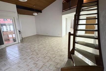 Schöne 3,5 Zimmer Maisonette-Wohnung mit Balkon und Garage 3.5 zimmer