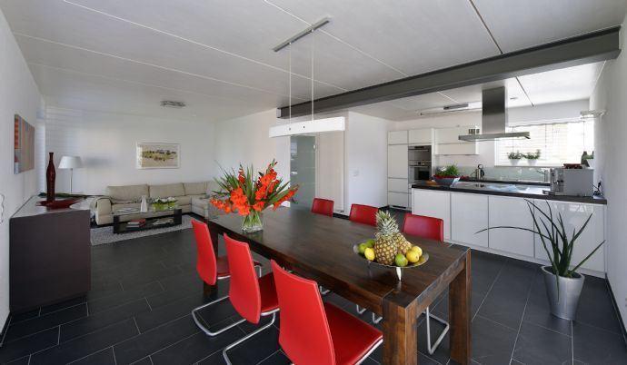 MIETKAUF MÖGLICH: Idyllisch im Grünen am Ortsrand: Großzügige 4-Zimmerwohnung mit großem Balkon in Konstanz-Dettingen I 95-145m2 4 zimmer