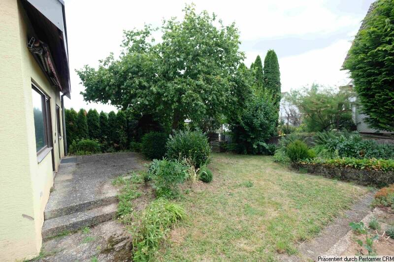 Zweifamilienhaus mit Ausbaupotenzial, Gartenidylle und Baumbestand