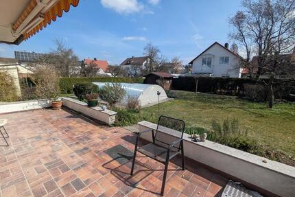 3,5 Zimmer Wohnung 98m² mit Terrasse und 500m² Garten mit Pool