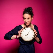 Alice Köfer - Alles zu meiner Zeit 06.03.2026 Veranstaltungssaal Windjammer