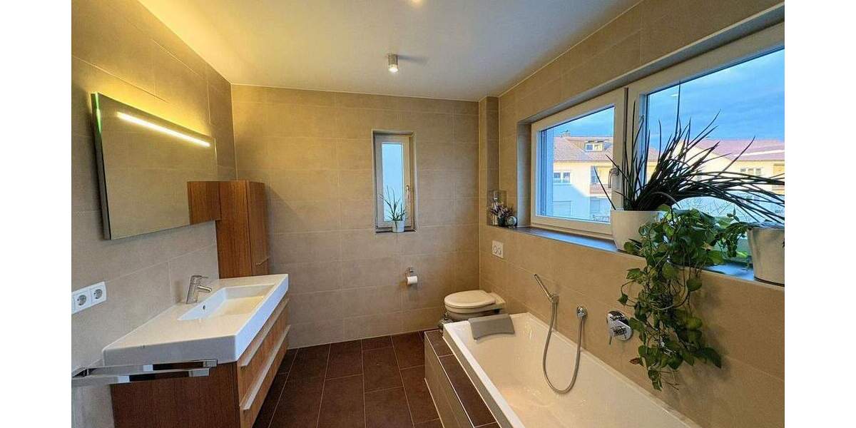 Exklusives Einfamilienhaus Regensburg: Uni UKR - Erstbezug n. Eigennutzung, Garten & Top-Ausstattung 6 zimmer