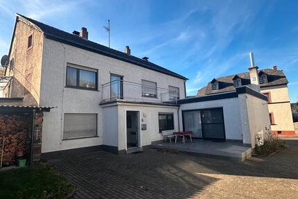 Doppelhaushälfte mit Anbau, Nebengebäude und Doppelgarage zimmer