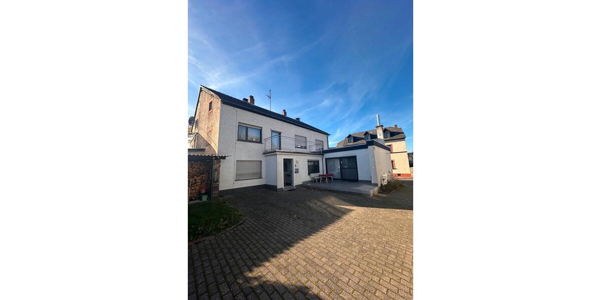 Doppelhaushälfte mit Anbau, Nebengebäude und Doppelgarage zimmer