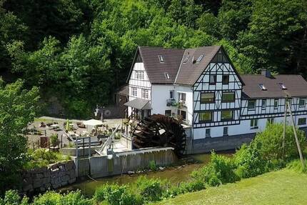 Mühlen-Café (geöffnet) mit Wasserrad plus 4 Wohnungen u. 5 Gästezimmer in Schmallenberg! zimmer