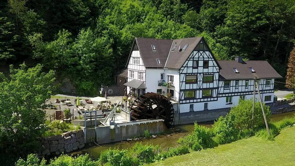 Mühlen-Café (geöffnet) mit Wasserrad plus 4 Wohnungen u. 5 Gästezimmer in Schmallenberg! zimmer