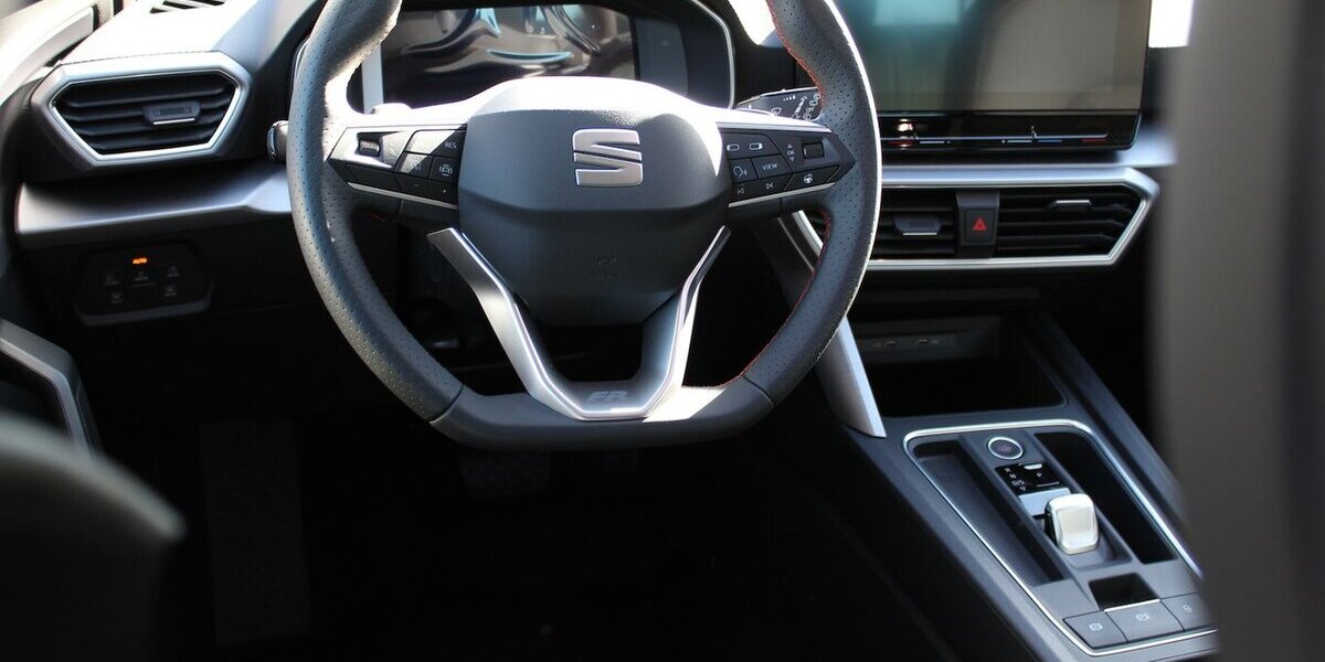 Seat Leon FR 1,4 e-HYBRID NAVI/18Zoll/LED/Kamera 74.562 km 21.900 &euro; Höchstenbach 57629
