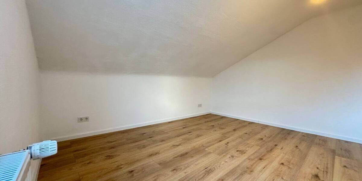 Sanierte 2-Zimmer-Dachgeschosswohnung mit neuem Bad in Ensheim - Etagenwohnung Saarbrücken-Halberg Ensheim | Angebot:26774939
