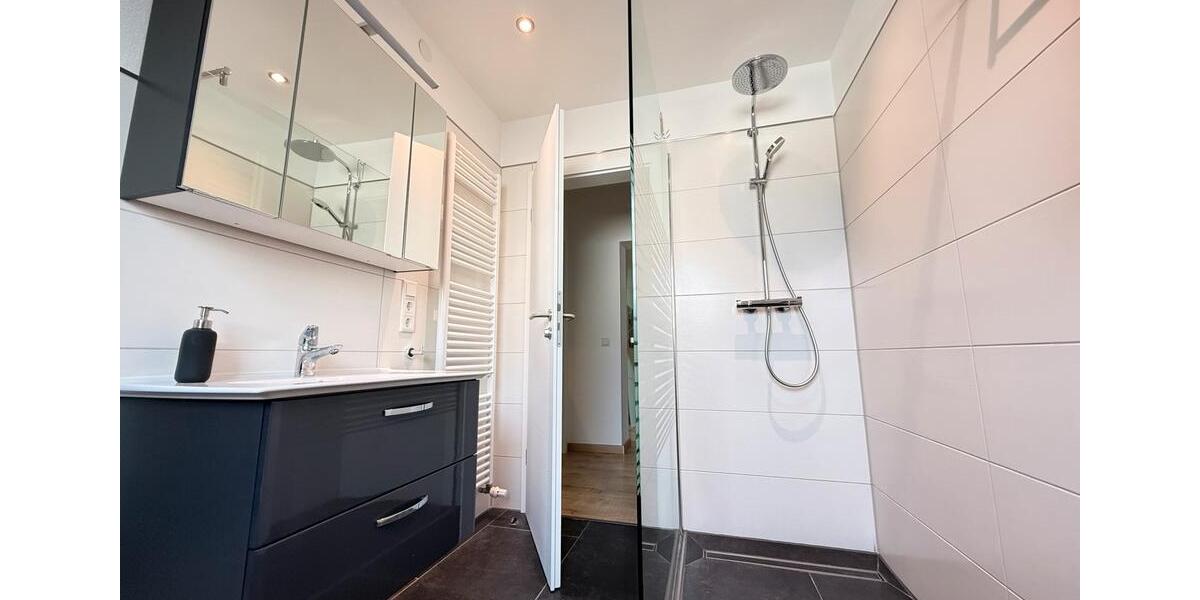 2-Zimmer-Wohnung mit Terrasse: Möbel aufstellen & einziehen! 2 zimmer