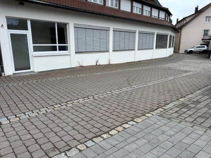 Helle ebenerdige Halle mit Büro zentral in Welzheim