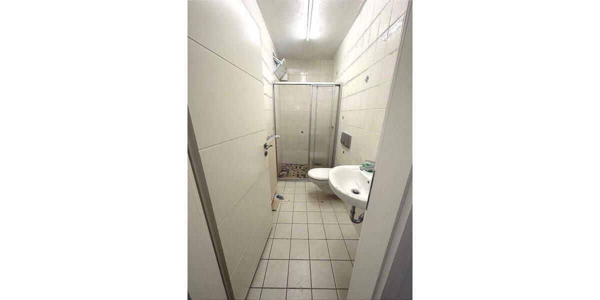 2,5-Zimmer-Wohnung im Erdgeschoss Einbauküche Dusche kein Balkon Kellerraum und Abstellraum Gartenanteil 2 zimmer