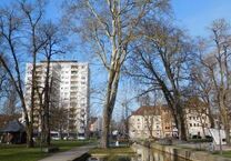 KERNSANIERTES WOHN- UND GESCHÄFTSGEBÄUDE MIT STELLPLÄTZEN NÄHE KARLSPLATZ