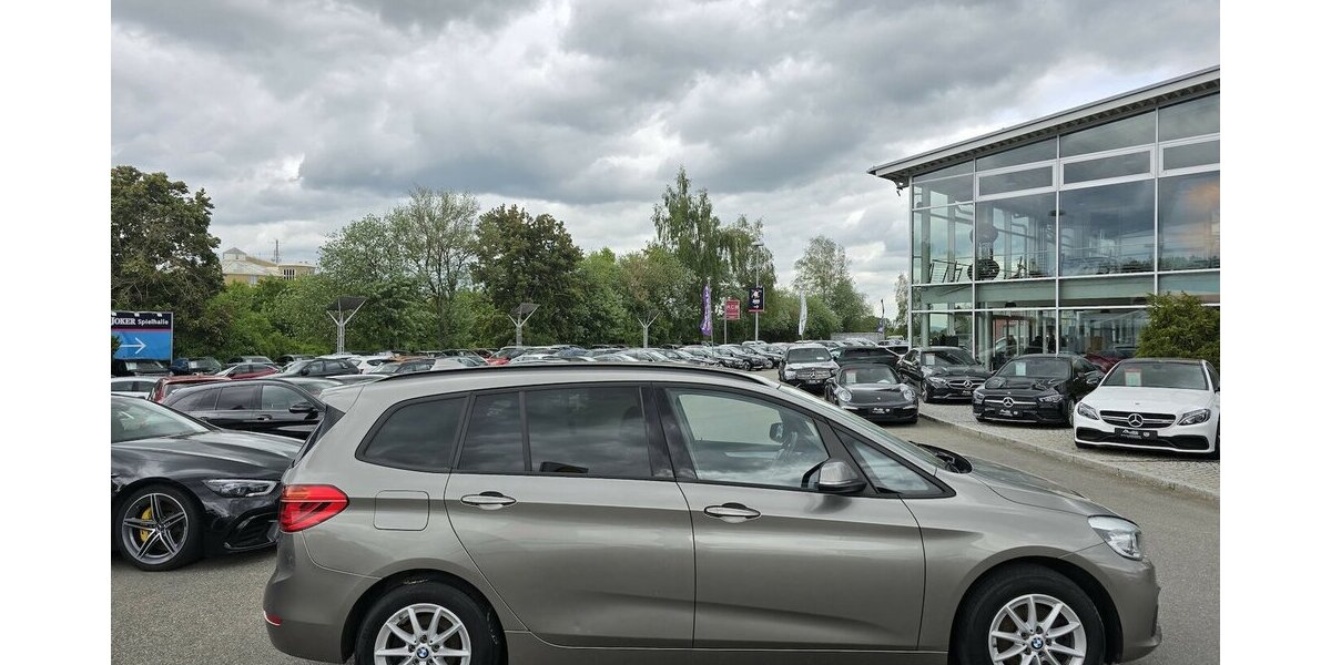 BMW 218 Active Tourer d ADVANTAGE/7-SITZER/AHK/KLIMA 179.900 km 11.900 &euro; Villingen-Schwenningen 78054