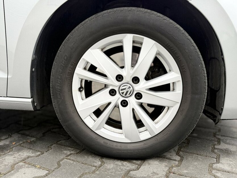 VW Touran 7 Sitze / Automatik / AHK / 1. Hd / Navi 110.000 km 24.490 € Mönchengladbach 41066