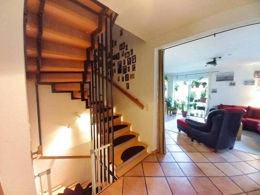 CITYHOUSE: Moderne Doppelhaushälfte mit großem Garten, Hobbyraum Souterrain, Keller, Terrasse