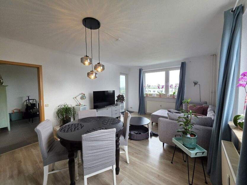 Gepflegte 2 Zimmer-Wohnung mit Loggia und PKW-Stellplatz in 23560 Lübeck, Moislinger Mühlenweg 2 zimmer