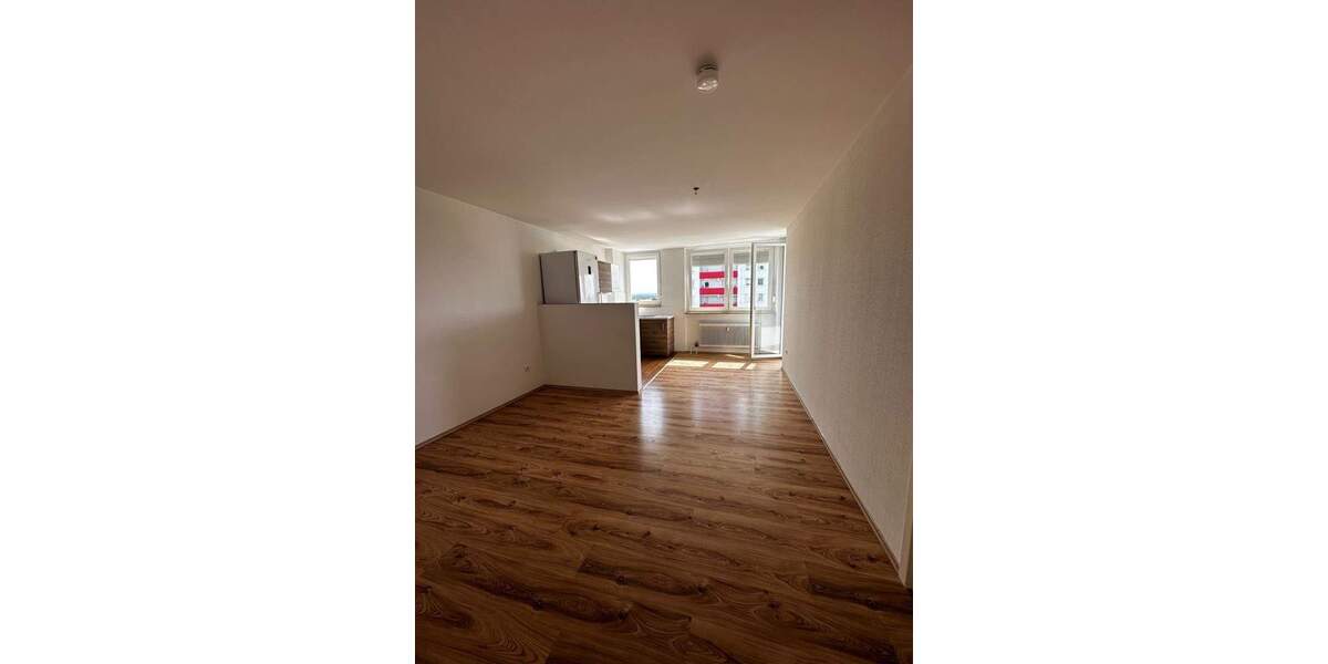 Renovierte 2-Zimmer Wohnung mit Einbauküche, Balkon und PKW-Stellplatz 2 zimmer