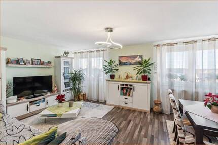 Gemütliche Dachgeschoss Eigentumswohnung mit 2 Stellplätzen und große Gauben für viel Platz 3 zimmer