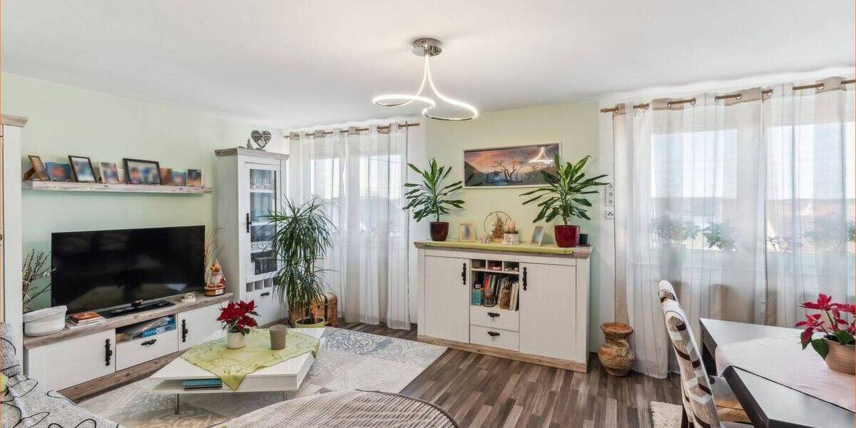 Gemütliche Dachgeschoss Eigentumswohnung mit 2 Stellplätzen und große Gauben für viel Platz 3 zimmer