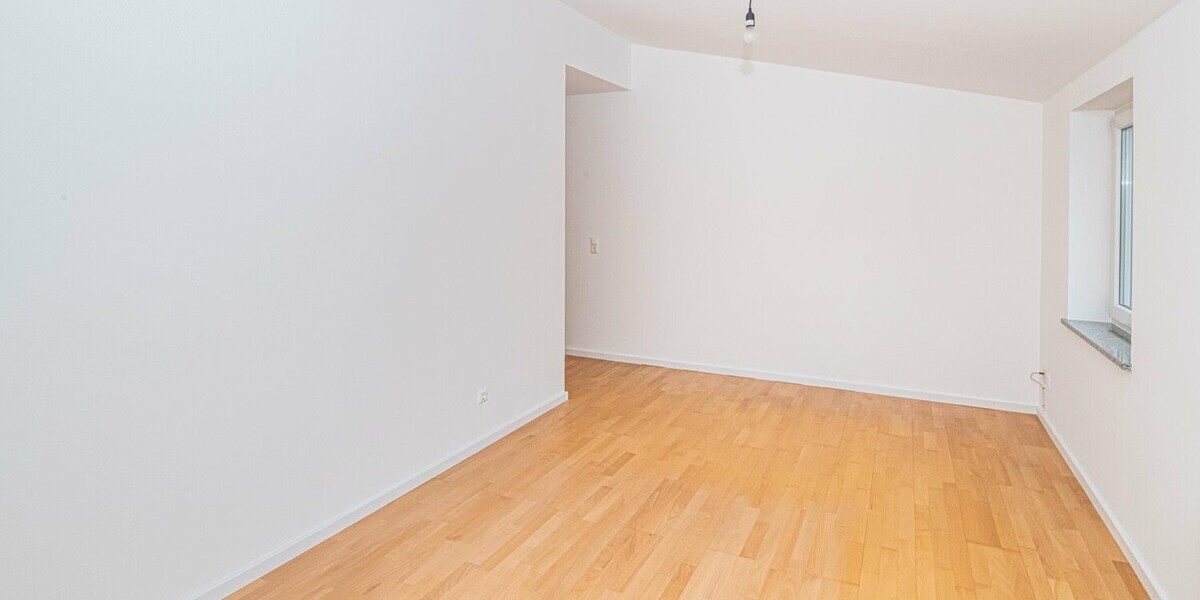 Vermietung: Helle Dachgeschosswohnung mit Balkon und Wohlfühlambiente - Dachgeschoßwohnung Cham | Angebot:24787865