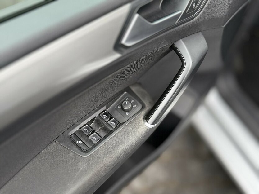 VW Touran 7-Sitze/Discover Pro/ACC/AHK/Automatik 110.000 km 24.490 € Mönchengladbach 41066