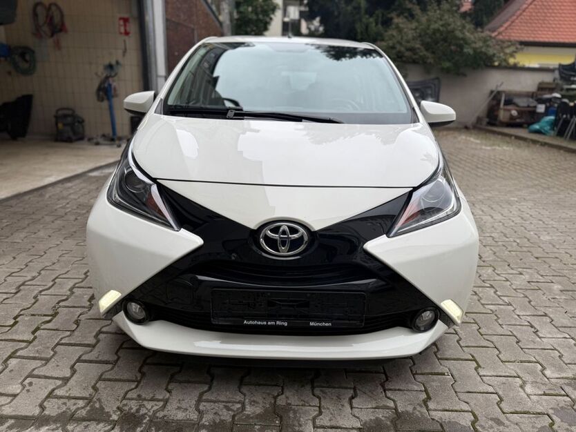 Toyota Aygo (X) 68.530 km 9.999 € München 80809