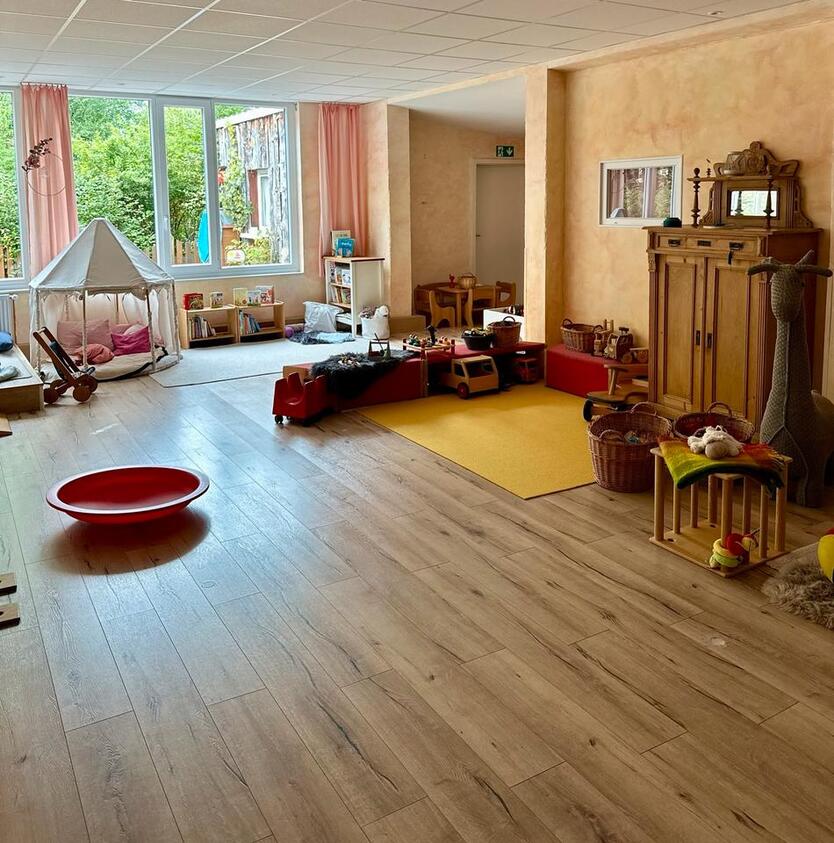 Heller Raum ( 180qm) + separater 16qm Nebenraum zimmer