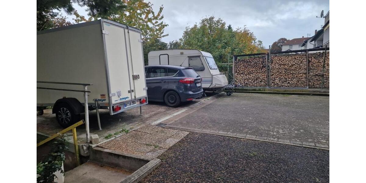 EG-Wohnung 2 Garagen,4 Stellplätze und Garten 3 zimmer
