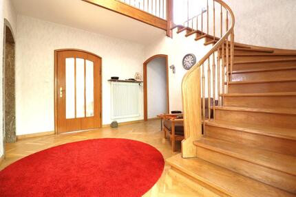 Haus Schwabach - 5 Zimmer, 220 m&sup2;, 2.700&euro; | Angebot:26232015