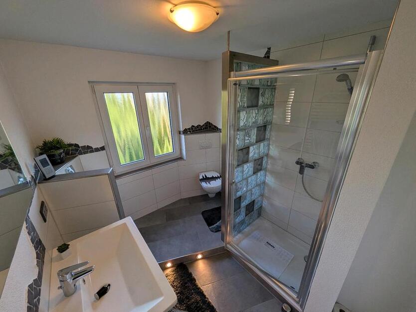 3 - Zimmer Wohnung mit Garage, Carport und Garten