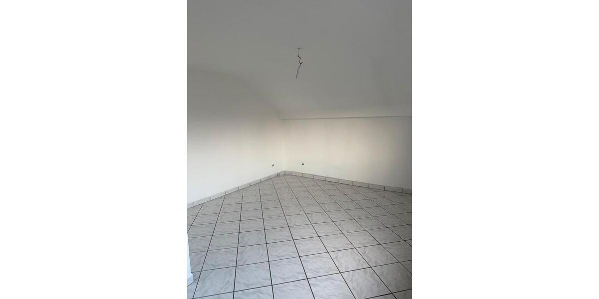 Helle 3-Zimmer-Dachgeschosswohnung in ruhigem 5 Parteinhaus 3 zimmer