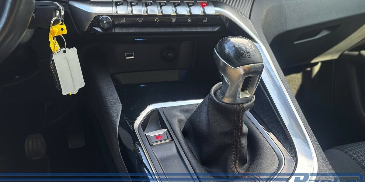 Peugeot 3008 1.2 130*Pano*NAV*SHZ*Termpo*Dig.Cockpit* 98.002 km 12.990 &euro; Berlin 13187