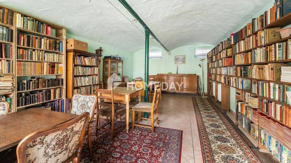Geräumiges Haus mit 792 m² Nutzfläche, Scheune für 10 Fahrzeuge, Gartenparadies und Ausbaureserve