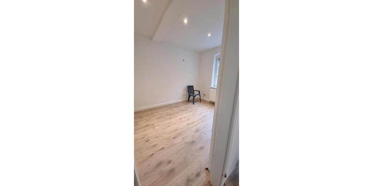 Etagenwohnung Neuss - 5 Zimmer, 120 m&sup2;, 450&euro; | Angebot:25616685