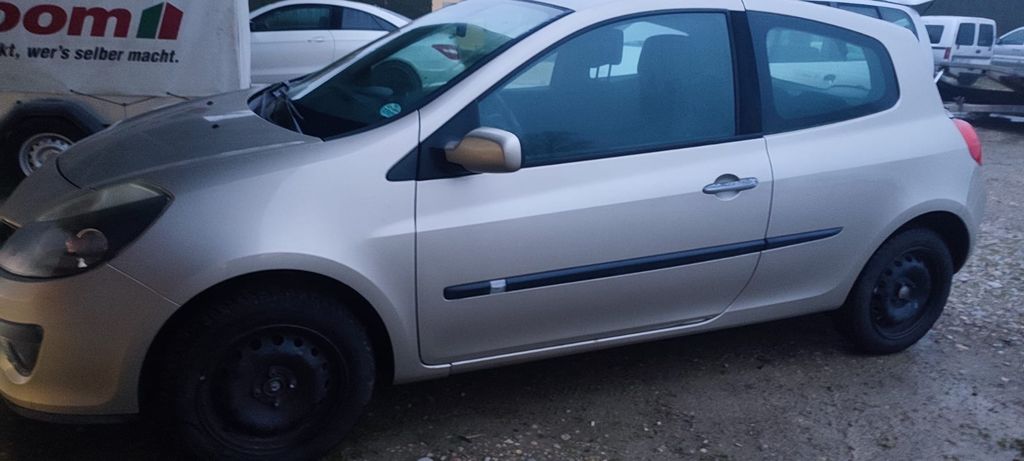 Renault Clio 180.200 km 2.490 &euro; Dillingen 89407