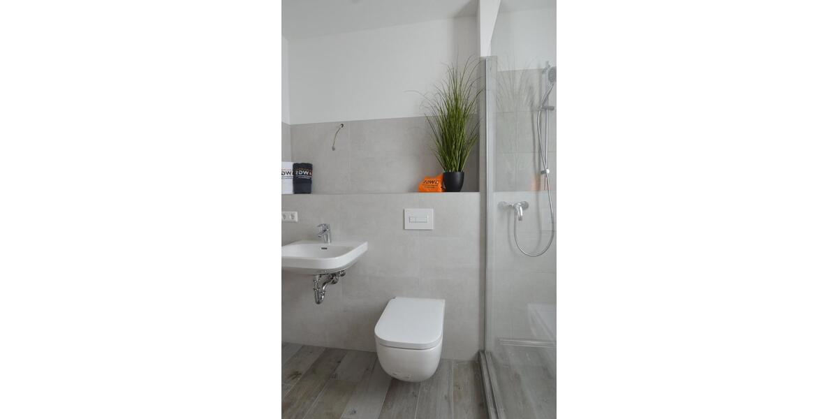 Neu sanierte 2-Raum-Wohnung im Erdgeschoss mit bodengleicher Dusche und Balkon 2 zimmer