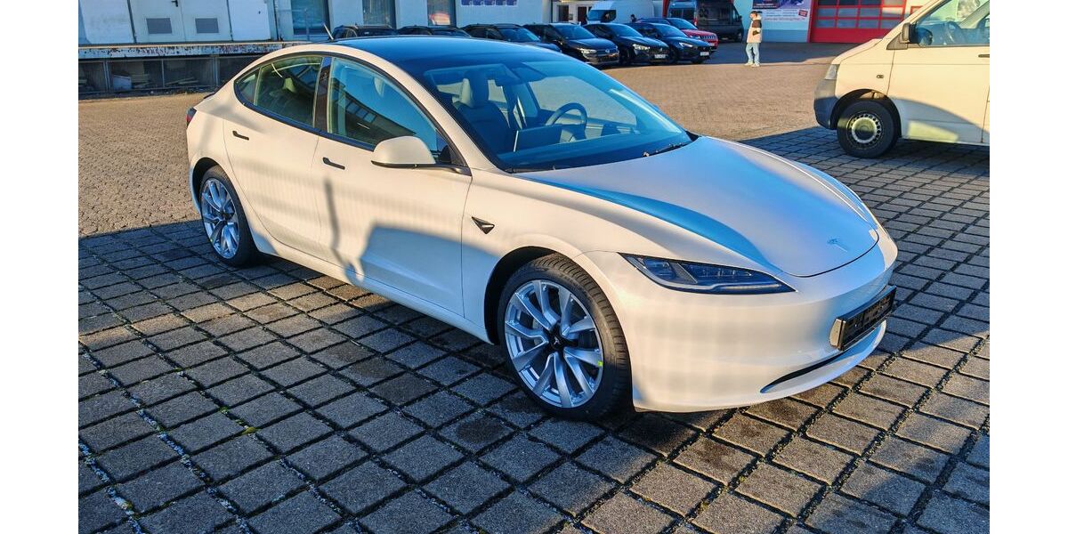 Tesla Model 3 3.679 km 47.970 &euro; Braunschweig 38112