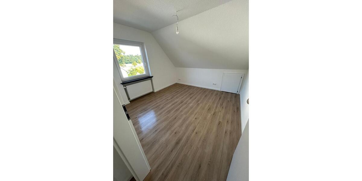 Dachgeschoss Wohnung 3 Zimmer 65 qm mit Balkon und Gartennutzung zimmer
