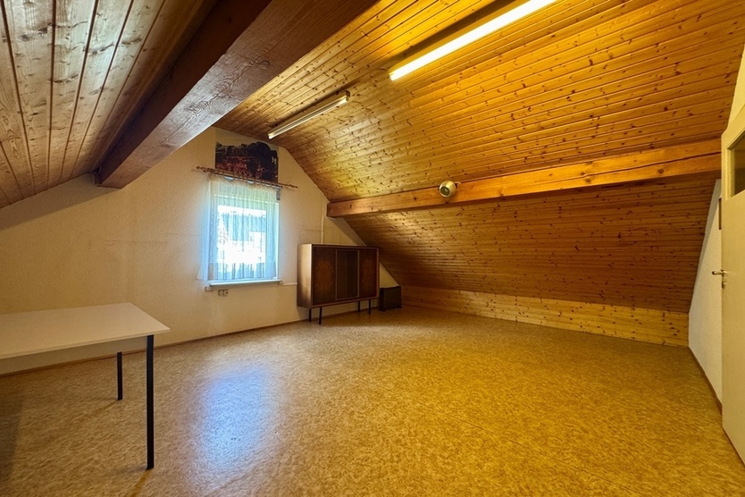 Bad Homburg - Kirdorf: Raumriese! Teilw. vermietetes 2-Familienhaus mit Potenzial!