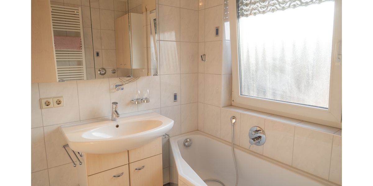 Sonnige Dachgeschoss-Oase mit PV-Anlage und Balkon - Etagenwohnung Schorndorf | Angebot:26818454