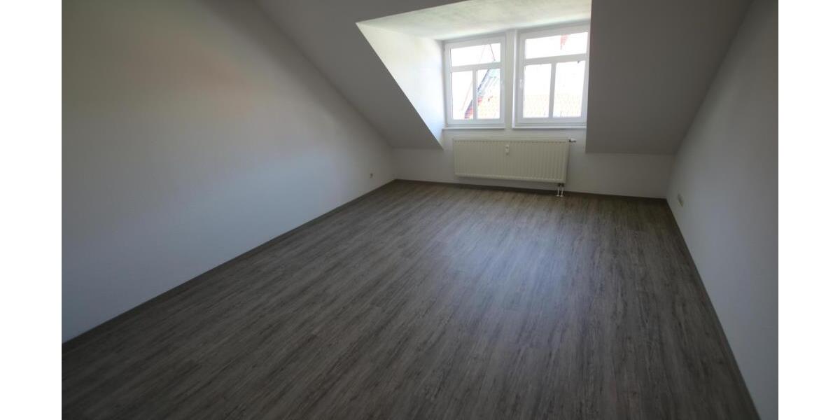2 Raum DG-Wohnung mit Balkon und Blick ins Grüne. Bad mit Wanne! In Weida! - Dachgeschoßwohnung Weida Liebsdorf | Angebot:26347862