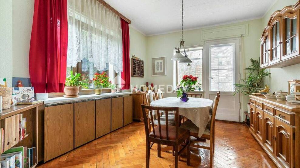 Renovierungsbedürftiges Einfamilienhaus mit schönem Grundstück und viel Potenzial in ruhiger Lage
