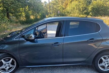 Peugeot 208 141.917 km 5.950 &euro; Ötigheim 76470