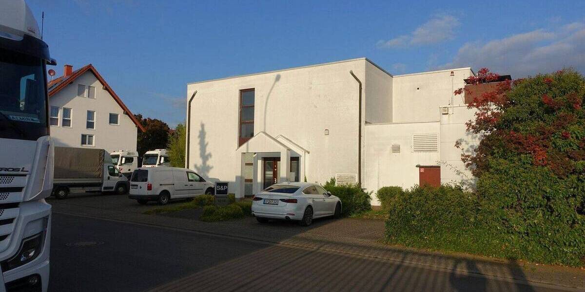 Grundstück (3.383 m²) mit Produktionshalle (900 m²) und Bürogebäude (590 m²) zimmer